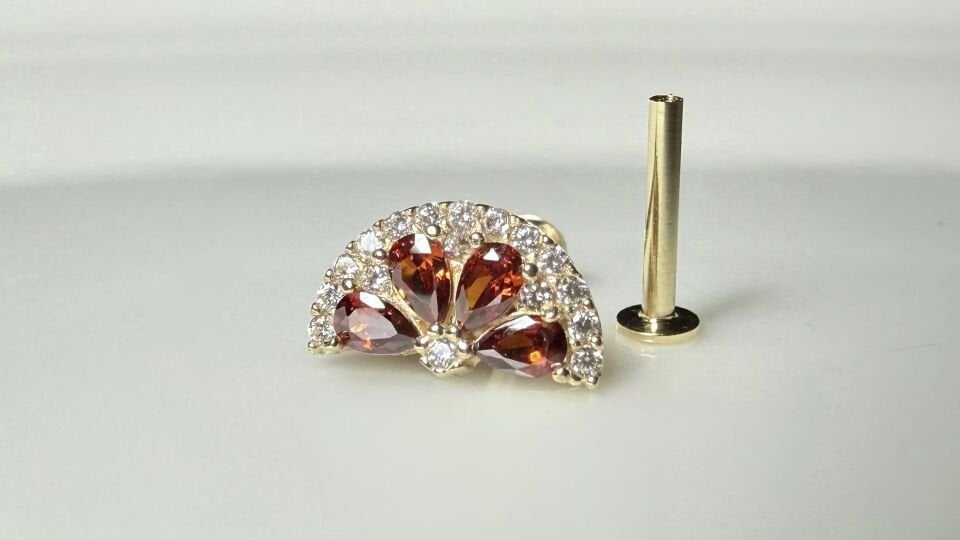 Renki taşlı piercing