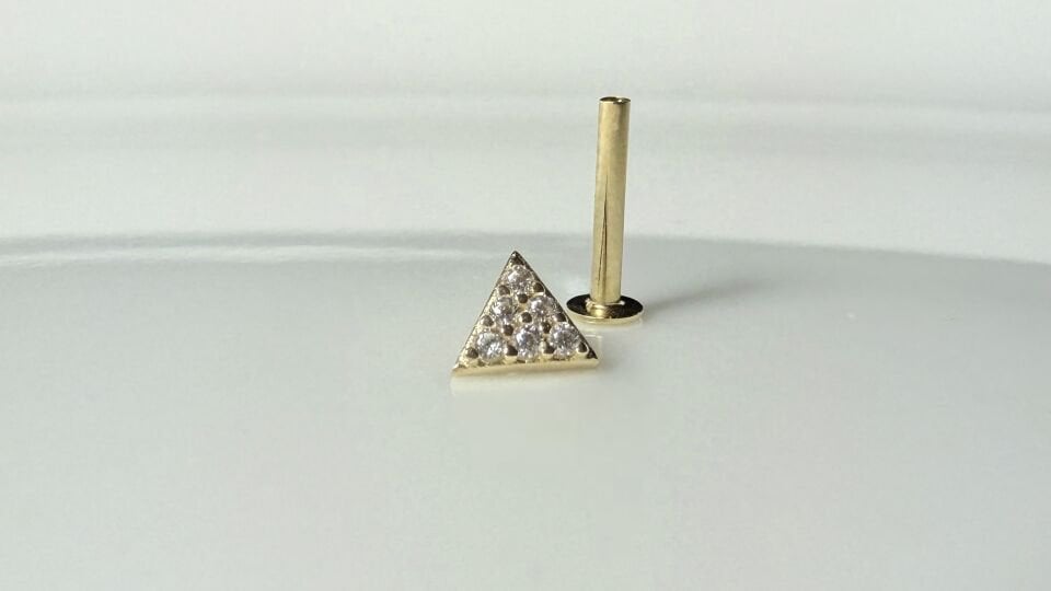 Üçgen atom taşlı tragus piercing