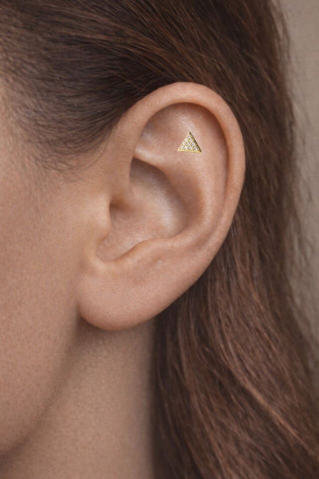 14 Ayar Altın Üçgen Zirkon Taşlı Tragus Piercing – Helix Uyumlu