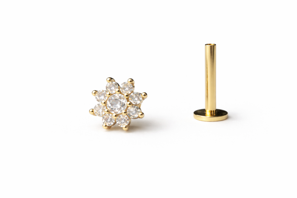 14 Ayar Altın Çiçek Tasarımlı Piercing – Tragus & Helix Uyumlu Radiant Bloom Model