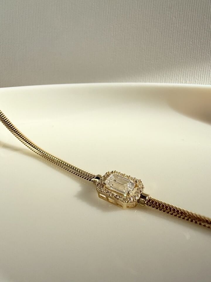 14 Ayar Altın Baget Zirkon Taşlı Bileklik – Modern ve Işıltılı Tasarım